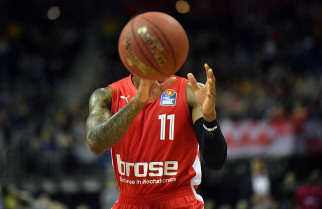 Tre McLean (Bamberg), mit Ball vor dem Gesicht ALBA Berlin - Brose Bamberg Basketball, easy Credit BBL , Herren, Maenner, Männer, men, Saison 2019 2020 Berlin, 1.3..2020, Mercedes-Benz Arena
