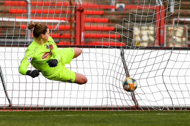 Laura Freigang (Frankfurt, 10, nicht im Bild, not pictured) verwandelt einen Elfmeter, erzielt das Tor zum 1:2, Treffer, Torerfolg, Action, Aktion, Spielszene, 01.03.2020, Köln (Deutschland), Fussball, Flyeralarm Frauen-Bundesliga, 1. FC Köln - 1. FFC Frankfurt, DFB DFL REGULATIONS PROHIBIT ANY USE OF PHOTOGRAPHS AS IMAGE SEQUENCES AND OR QUASI-VIDEO.