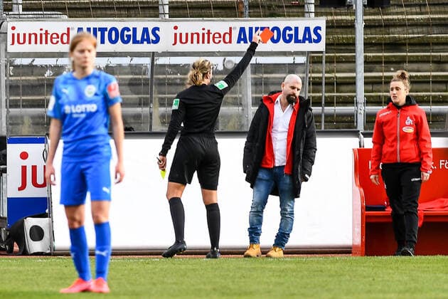 Schiedsrichterin Franziska Wildfeuer (Lübeck) zeigt Sascha Glass (Trainer, Cheftrainer, 1. FC Köln) die Rote Karte wegen Meckerns, Rote Karte, Platzverweis, Feldverweis, Hinausstellung, red card, dismissal, sending-off, 01.03.2020, Köln (Deutschland), Fussball, Flyeralarm Frauen-Bundesliga, 1. FC Köln - 1. FFC Frankfurt, DFB DFL REGULATIONS PROHIBIT ANY USE OF PHOTOGRAPHS AS IMAGE SEQUENCES AND OR QUASI-VIDEO.