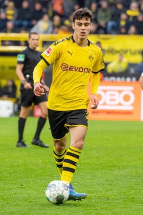 Giovanni REYNA (DO) mit Ball, Einzelaktion mit Ball, Aktion, ganze Figur, Hochformat, Fussball 1. Bundesliga, 24. Spieltag, Borussia Dortmund (DO) - SC Freiburg (FR) 1:0, am 29.02.2020 in Dortmund Deutschland. Â