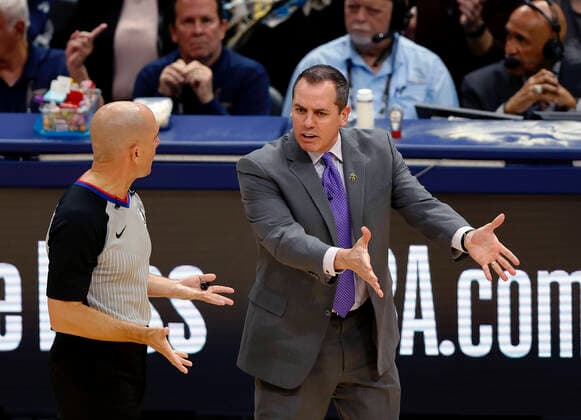 NEW ORLEANS, LA - MARCH 01: Los Angeles Lakers head coach Frank Vogel argues with the ref on a call during a NBA, Basketball Herren, USA game between the New Orleans Pelicans and the Los Angeles Lakers at Smoothie King Center in New Orleans, LA on Mar 01, 2020. (Photo by Stephen Lew Icon Sportswire) NBA: MAR 01 Lakers at Pelicans Icon20030110