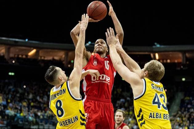 Basketball Berlin 01.03.2020 EasyCredit-BBL 1. Bundesliga Saison 2019 2020 Alba Berlin - Brose Bamberg Louis Olinde (Bamberg, No.16) Luke Sikma (Alba Berlin, No.43) Marcus Eriksson (Alba Berlin, No.08)