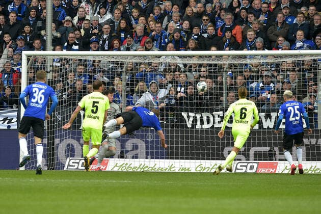 01-03-2020 pmk NC113954 Fussball Herren 2.Bundesliga Saison 2019 2020 DSC Arminia Bielefeld - SV Wehen Wiesbaden Tor zum 1-0 durch KLOS (09) Sven SCHIPPLOCK (36) Bielefeld Benedikt ROECKER (05) Wiesbaden Heinz LINDNER (34) -Torwart- Wiesbaden Fabian KLOS (09) Bielefeld Tobias SCHWEDE (06) Wiesbaden Jonathan CLAUSS (25) Bielefeld