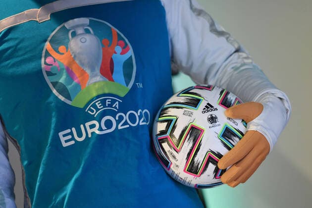 Close Up Maskottchen Skillzy mit UEFA EURO, EM, Europameisterschaft,Fussball 2020 Logo,Emblem und dem offiziellen Spielball. Pressetermin ãMunich loves EuropeÒ im Olympiapark Ð noch 100 Tage bis zum Start der UEFA EURO 2020 am 04.03.2020 in Muenchen Olympiapark