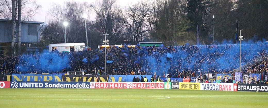 Fußball, Stadiongeschichte 1. FC Saarbrücken 03.03.2020, xklex, Fussball DFB-Pokal 1 4 Finale, 1.FC Saarbruecken - Fortuna Düsseldorf emspor, v.l. Die Fans des 1.FC Saarbrücken mit einer Choreographie (DFL DFB REGULATIONS PROHIBIT ANY USE OF PHOTOGRAPHS as IMAGE SEQUENCES and or QUASI-VIDEO) Voelklingen