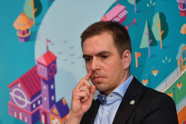 Philipp Lahm UEFA EURO, EM, Europameisterschaft,Fussball 2020-Botschafter und Geschaeftsfuehrer der DFB EURO GmbH) Gestik,skeptisch, Einzelbild,angeschnittenes Einzelmotiv,Portraet,Portrait,Porträt. Pressetermin ãMunich loves EuropeÒ im Olympiapark Ð noch 100 Tage bis zum Start der UEFA EURO 2020 am 04.03.2020 in Muenchen Olympiapark