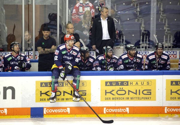 GER, 1.DEL, EISBAEREN BERLIN VS. SCHWENNINGER WILD WINGS 03.03.2020, Mercedes Benz Arena, Berlin, GER, 1.DEL, EISBAEREN BERLIN VS. SCHWENNINGER WILD WINGS, im Bild Marcel Noebels (Eisbaeren Berlin 92), Cheftrainer Serge Aubin (Eisbaeren Berlin), Spielerbank