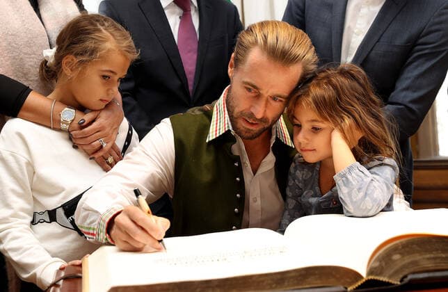 TENNIS - Davis Cup, AUT vs URU GRAZ,AUSTRIA,04.MAR.20 - TENNIS - ITF Davis Cup, Austria vs Uruguay, preview, Eintragung Goldenes Buch. Image shows Oliver Marrach with his kids. GEPAxpictures xHansxOberlaender