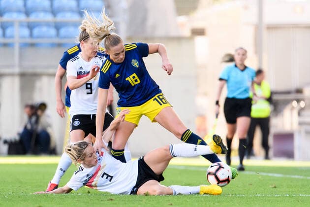200304 Fridolina Rolfö of Sweden against Svenja Huth and Kathrin Hendrich of Germany during the Algarve Cup match between Germany and Sweden on March 4, 2020 in Faro. Photo: Ludvig Thunman BILDBYRAN kod LT 35749 bbeng fotboll soccer football women dam algarve cup 2020 sverige sweden germany tyskland deutschland Copyright: LUDVIGxTHUNMAN BB200304LT016