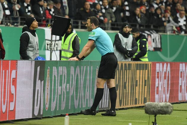 04.03.2020, xmhx, Fussball DFB-Pokal 1 4 Finale, Eintracht Frankfurt - Werder Bremen emspor, v.l. Videobeweis Schiedsrichter Felix Zwayer, VAR, Elfmeter (DFL DFB REGULATIONS PROHIBIT ANY USE OF PHOTOGRAPHS as IMAGE SEQUENCES and or QUASI-VIDEO) Frankfurt