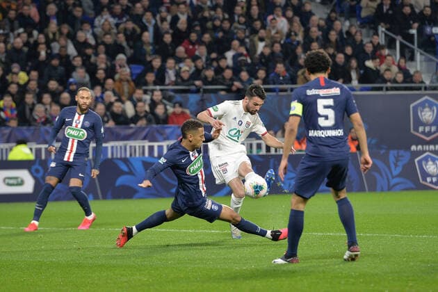 Leo Dubois (lyon) vs Pablo Sarabia (psg) FOOTBALL : Olympique Lyonnais vs Paris Saint Germain - Coupe de France - 1 2 finale - 04 03 2020 FredericChambert Panoramic 