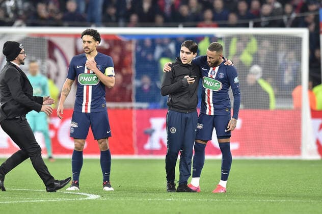 Un spectateur et Neymar (psg) FOOTBALL : Olympique Lyonnais vs Paris Saint Germain - Coupe de France - 1 2 finale - 04 03 2020 FredericChambert Panoramic 