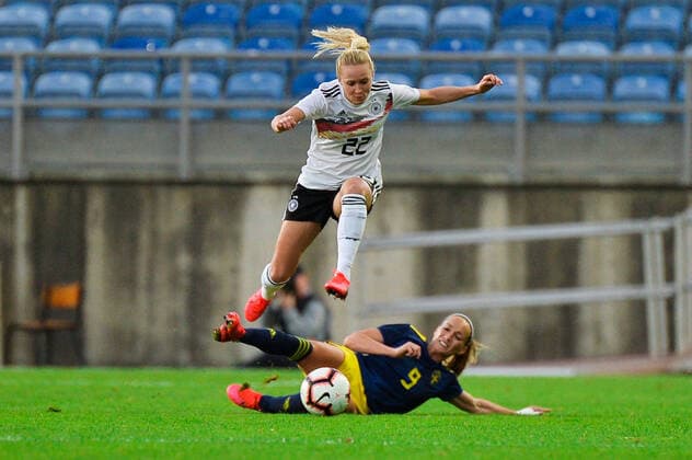 Turid Knaak (Deutschland) springt über die Grätsche von Kosovare Asllani (Schweden) Faro, Portugal, 04.03.2020, 04.03.2020, Faro, Fussball, Algarve Cup, Deutschland - Schweden, DFB DFL REGULATIONS PROHIBIT ANY USE OF PHOTOGRAPHS AS IMAGE SEQUENCES AND OR QUASI-VIDEO.