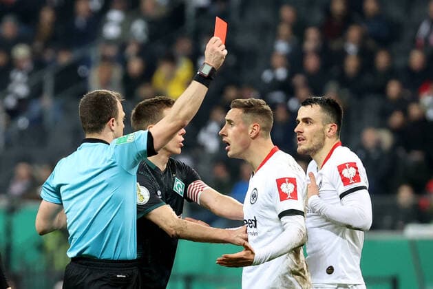 Bilder des Jahres 2020, Sport 03 März Deutschland, Frankfurt am Main, Commerzbank-Arena, 04.03.2020, emspor, emonline, despor, deonline, Eintracht Frankfurt - Werder Bremen, Fussball, DFB Pokal Bild: v. l. Schiedsrichter Felix Zwayer zeigt Filip Kostic (Eintracht Frankfurt) r. die Rote Karte, Platzverweis, v. l. Schiedsrichter Felix Zwayer, Niklas Moisander (SV Werder Bremen), Dominik Kohr (Eintracht Frankfurt) und Filip Kostic (Eintracht Frankfurt) DFL REGULATIONS PROHIBIT ANY USE OF PHOTOGRAPHS AS IMAGE SEQUENCES AND OR QUASI-VIDEO. *** Germany, Frankfurt am Main, Commerzbank Arena, 04 03 2020, emspor, emonline, despor, deonline, Eintracht Frankfurt Werder Bremen, Football, DFB Pokal Picture from referee Felix Zwayer shows Filip Kostic Eintracht Frankfurt r the red card, Referee Felix Zwayer, Niklas Moisander SV Werder Bremen , Dominik Kohr Eintracht Frankfurt and Filip Kostic Eintracht Frankfurt DFL REGULATIONS PROHIBIT ANY USE OF PHOTOGRAPHS AS IMAGE SEQUENCES AND OR QUASI VIDEO Copyright: HMBxMedia xHeikoxBecker