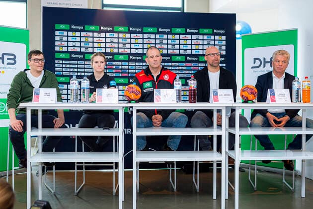 Handball, Frauen: EM 2020 Qualifikation, DHB Pressekonferenz, Deutschland vs. Slowenien v.li. Kommunikation DHB Tobias Krumm, Amelie Berger (Deutschland Bietigheim), Trainer Henk Groener (Deutschland), Vorstand Axel Kromer, Oberbürgermeister Jürgen Kessing Bietigheim-Bissingen Egetrans Arena Baden-Württemberg Deutschland