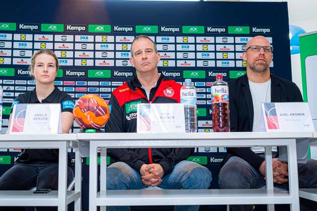 Sport Bilder des Tages Handball, Frauen: EM 2020 Qualifikation, DHB Pressekonferenz, Deutschland vs. Slowenien v.li. Amelie Berger (Deutschland Bietigheim), Trainer Henk Groener (Deutschland), Vorstand Axel Kromer Bietigheim-Bissingen Egetrans Arena Baden-Württemberg Deutschland