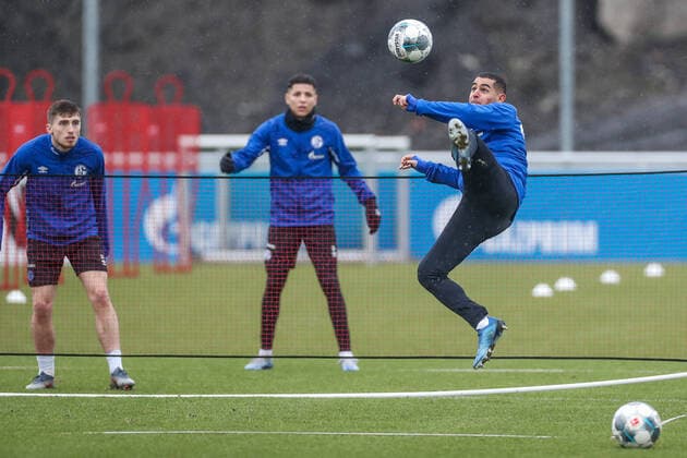 05.03.2020, Fussball, Saison 2019 2020, Bundesliga, Training FC Schalke 04 Muenir Levent Mercan (FC Schalke 04) macht einen Fallrückzieher Gelsenkirchen NRW Deutschland xRHR-FOTO TRx *** 05 03 2020, Football, Season 2019 2020, Bundesliga, Training FC Schalke 04 Muenir Levent Mercan FC Schalke 04 takes a bicycle kick Gelsenkirchen NRW Germany xRHR FOTO TRx