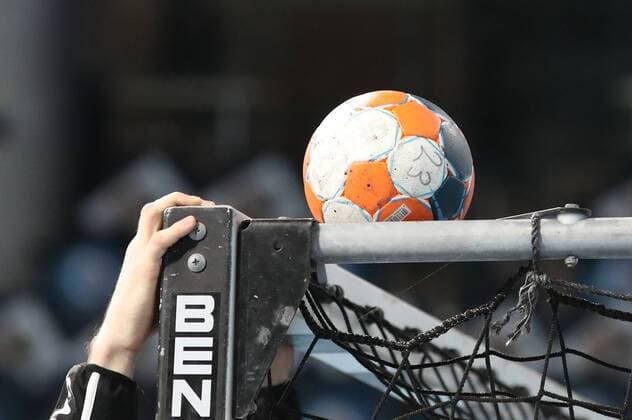 05.03.2020 - Handball - 1. Bundesliga LIQUI MOLY HBL - Saison 2019 2020 - 27. Spieltag: HC Erlangen Metropolregion Nürnberg HCE - Bergischer HC - DaMa - Symbolbild Symbolfoto Feature Impression - Handball Ball auf Handballtor Tor Latte *** 05 03 2020 Handball 1 Bundesliga LIQUI MOLY HBL Season 2019 2020 27 Matchday HC Erlangen Metropolitan Region Nuremberg HCE Bergischer HC DaMa Symbol image Symbol photo Feature Impression Handball Ball on handball goal Goal Bar