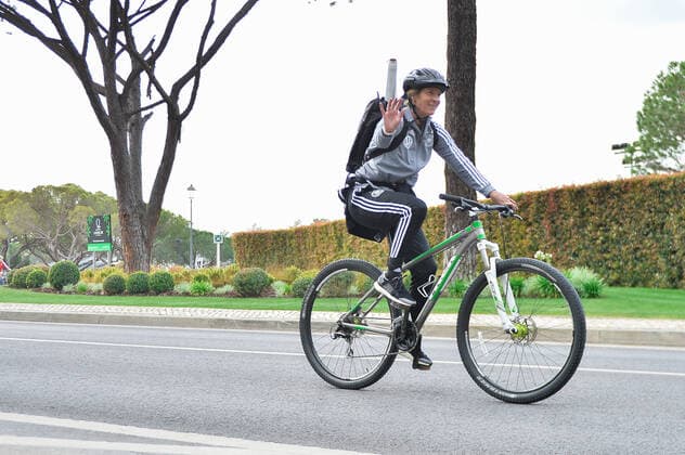 Martina Voss-Tecklenburg (Cheftrainerin Deutschland) nach Trainingsende auf dem Heimweg mit dem Fahrrad Almancil, Portugal, 05.03.2020, 05.03.2020, Almancil, Fussball, Algarve Cup, Training DFB Frauen Nationalmannschaft, DFB DFL REGULATIONS PROHIBIT ANY USE OF PHOTOGRAPHS AS IMAGE SEQUENCES AND OR QUASI-VIDEO.