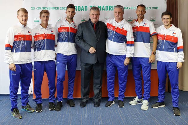 Spolecna fotografie ceskeho daviscupoveho tymu pred kvalifikacnim utkanim v Davis Cupu 2020 se Slovenskem v Bratislave s prezidentem ceskeho tenisoveho svazu Ivo Kaderkou. CTKPhotoF202003051077201