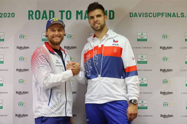 Jozef Kovalik a Jiri Vesely si zahraji prvni singlove utkani. Kvalifikacni utkani o pohar Davis Cup 2020 mezi Ceskou republikou a Slovenskem v Bratislave. CTKPhotoF202003051077501
