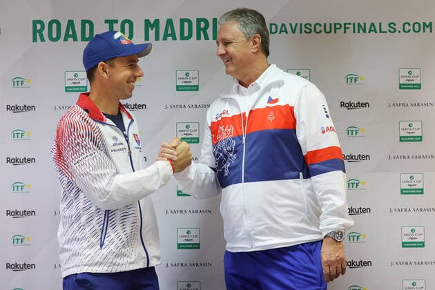 Nehrajici kapitani Dominik Hrbaty a Jaroslav Navratil. Kvalifikacni utkani o pohar Davis Cup 2020 mezi Ceskou republikou a Slovenskem v Bratislave. CTKPhotoF202003051083501