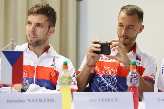 Jiri Vesely a Lukas Rosol behem losovani zapasu. Kvalifikacni utkani o pohar Davis Cup 2020 mezi Ceskou republikou a Slovenskem v Bratislave. CTKPhotoF202003051083601