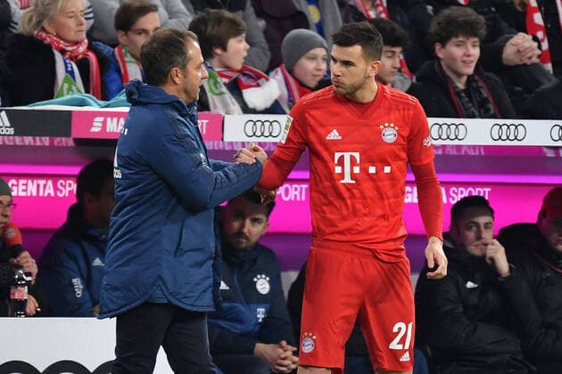 Vorschau zum Bundesligaspiel FC Bayern Muenchen-FC Augsburg. Archivfoto: Hans Dieter Flick (Hansi ,Trainer Bayern Muenchen) mit Lucas HERNANDEZ (Bayern Muenchen) vor Einwechslung. Fussball 1. Bundesliga,21.Spieltag,Spieltag21, FC Bayern Muenchen (M) -RB Leipzig (L) 0-0, am 09.02.2020 in Muenchen A L L I A N Z A R E N A, DFL REGULATIONS PROHIBIT ANY USE OF PHOTOGRAPHS AS IMAGE SEQUENCES AND OR QUASI-VIDEO. Â