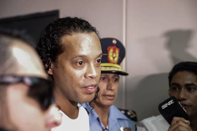 Bilder des Jahres 2020, Sport 03 März Sport Bilder des Tages Ronaldo de Assis Moreira, Ronaldinho, arrives at the Palace of Justice to appear before Judge Mirko Valinotti, in Asuncion, Paraguay, 06 March 2020. Brazil s former international Ronaldinho Gaucho and his brother Roberto appeared on Friday before the judge that will decide if they benefit from a procedural exit that separates them from the open cause after entering Paraguay with false passports. The appeal to this abbreviated procedural exit was granted on Thursday by the Prosecutor s Office to the two brothers and it was because both contributed relevant data to the investigation, as explained by the prosecutor of the case, Federico Delfino last night. Ronaldinho appears before the judge in case of false passports in Paraguay !ACHTUNG: NUR REDAKTIONELLE NUTZUNG!  Copyright: xNathaliaxAguilarx AME1697 20200306-637191175302613699
