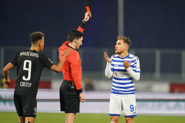 Sport Bilder des Tages mitte, Florian Badstübner ( Schiedsrichter ) zeigt Ahmet Engin ( MSV Duisburg ) die Rote Karte, Fussball - 3.Liga - Saison 2019 2020 - MSV Duisburg vs. 1. FC Magdeburg, Duisburg, Schauinsland Reisen Arena, 06.03.2020, DFB regulations prohibit any use of photographs as image sequences and or quasi-video Duisburg Schauinsland Reisen Arena Nordrhein-Westfalen Deutschland