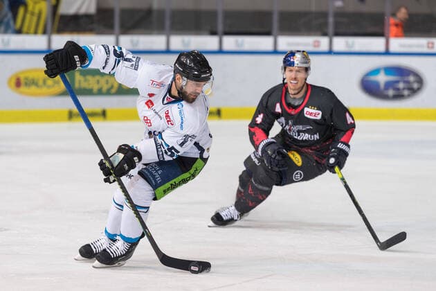 Eishockey, DEL, EHC Red Bull München - Straubing Tigers Im Bild Felix SCHÜTZ (Straubing Tigers, 5) und Blake PARLETT (EHC Red Bull München, 4). München Olympiaeisstadion München Bayern Deutschland Copyright: Passion2Press MarkusxFischerx