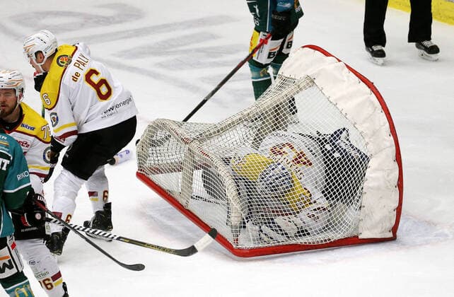 Bilder des Jahres 2020, Sport 03 März Sport Bilder des Tages BAU 06.03.2020 Bietigheim Eishockey Bietigheim Steelers vs. ESV Kaufbeuren, rechts Torwart Ilya Sharipov (Kaufbeuren) im Tor *** BAU 06 03 2020 Bietigheim Ice Hockey Bietigheim Steelers vs ESV Kaufbeuren, right goalkeeper Ilya Sharipov Kaufbeuren in goal