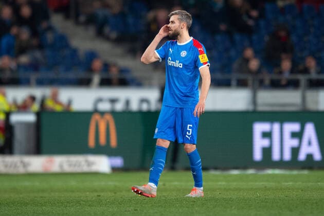 Hannover, Deutschland 02.03.2020: 2. Bundesliga - 2019 2020 - Hannover 96 vs. Holstein Kiel Stefan Thesker (Kiel) DFL regulations prohibit any use of photographs as image sequences and or quasi-video. Hannover Niedersachsen Deutschland HDI Arena