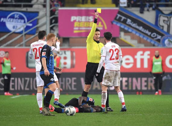 06.03.2020, Fussball GER, Saison 2019 2020, 1. Bundesliga, 25. Spieltag, SC Paderborn - 1. FC Koeln 1:2, Schiedsrichter Daniel Siebert zeigt Mark Uth (1.FC Koeln) die Gelbe Karte Paderborn Nordrhein-Westfalen Deutschland