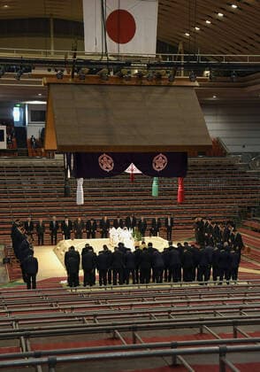 Coronavirus, Sumo, Frühlingsturnier in Osaka vor leeren Rängen Sumo: Pre-tournament ceremony A ceremony is held in the absence of sumo wrestlers at Edion Arena Osaka on March 7, 2020, to pray for their safety during the Spring Grand Sumo Tournament beginning the following day, amid the spread of the new coronavirus. 