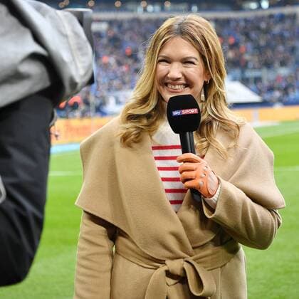 Gelsenkirchen, Veltins Arena, 07.03.20, 1.Bundesliga - 25.Spieltag: FC Schalke 04 - TSG 1899 Hoffenheim Moderatorin Jessica Libbertz (Sky) mit Handschuhen 1.Bundesliga - 25.Spieltag: FC Schalke 04 - TSG 1899 Hoffenheim Gelsenkirchen *** Gelsenkirchen, Veltins Arena, 07 03 20, 1 Bundesliga 25 Matchday FC Schalke 04 TSG 1899 Hoffenheim Moderator Jessica Libbertz Sky with gloves 1 Bundesliga 25 Matchday FC Schalke 04 TSG 1899 Hoffenheim Gelsenkirchen Copyright: xEibner-Pressefotox EP_eer