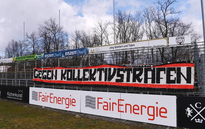 Fussball Oberliga Baden Wuerttemberg 2019 2020 07.03.2020 SSV Reutlingen - 1. FC Rielasingen-Arlen Spiel mit Zuschauersperre: Ein Banner der Szene E Ultras; Gegen Kollektivstrafen! Am Zaum der Gegengerade im Stadion an der Kreuzeiche