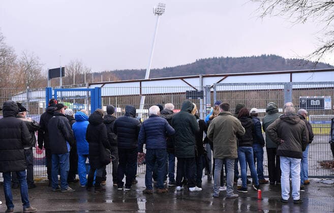 Fussball Oberliga Baden Wuerttemberg 2019 2020 07.03.2020 SSV Reutlingen - 1. FC Rielasingen-Arlen Spiel mit Zuschauersperre: Zaungaeste, SSV Reutlingen Fans versuchen durch den Zaun das Spiel zu beobachten.