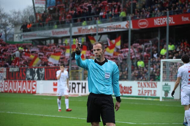 Schiedsrichterin Refferee, Marco Fritz (Korb) im Spiel der 1. BL: 19-20: 25. Sptg. SC Freiburg - Union Berlin DFL REGULATIONS PROHIBIT ANY USE OF PHOTOGRAPHS AS IMAGE SEQUENCES AND OR QUASI-VIDEONann 1. BL: 19-20: 25. Sptg. SC Freiburg - Union Berlin Freiburg Copyright: xHahnex Eibner-Pressefotox EP_joha