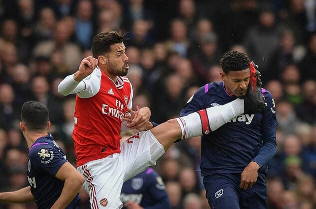 Bilder des Jahres 2020, Sport 03 M?rz Sport Bilder des Tages Pablo Mar? Leno of Arsenal and S?bastien Haller of West Ham United battle for the ball during the Premier League match between Arsenal and West Ham United at the Emirates Stadium, London, England on 7 March 2020. Copyright: xVincexxMignottx PMI-3428-0030