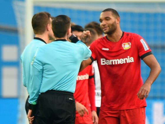 07.03.2020, xhbx, Fussball 1.Bundesliga, Bayer 04 Leverkusen - Eintracht Frankfurt emspor, v.l. Alternativer Handschlag nach Spielende wegen Corona Virus zwischen Felix Brych (DFB Schiedsrichter) und Spielern (DFL DFB REGULATIONS PROHIBIT ANY USE OF PHOTOGRAPHS as IMAGE SEQUENCES and or QUASI-VIDEO) Leverkusen