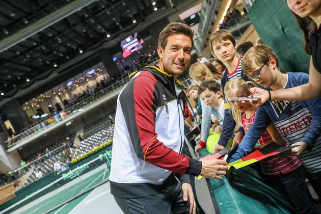 Autogramme und Selfies für die Fans: Andreas MIES (GER), Davis Cup Qualifikation 2020 - Deutschland vs. Weißrussland, Düsseldorf, 07.03.2020,