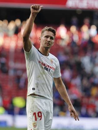 Sevilla s striker Luuk De Jong greets the team s fans after the LaLiga soccer match between Atletico de Madrid and Sevilla FC at Wanda Metropolitano stadium in Madrid, Spain, 07 March 2020. Atletico de Madrid - Sevilla FC !ACHTUNG: NUR REDAKTIONELLE NUTZUNG!  Copyright: xBallesterosx GRAF3026 20200307-637192013195583303