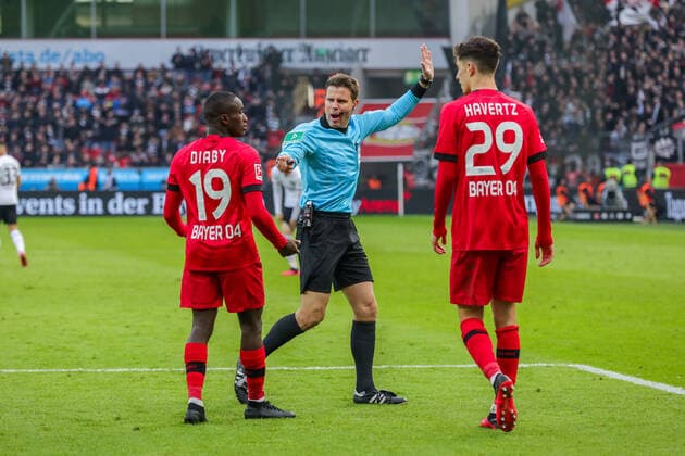 07.03.2020, Fussball, Saison 2019 2020, Bundesliga, 25. Spieltag - Bayer 04 Leverkusen - Eintracht Frankfurt v. l. Moussa Diaby (Bayer 04 Leverkusen), Felix Brych (Schiedsrichter), Kai Havertz (Bayer 04 Leverkusen) DFL REGULATIONS PROHIBIT ANY USE OF PHOTOGRAPHS AS IMAGE SEQUENCES AND OR QUASI-VIDEO. Leverkusen BayArena NRW Deutschland xRHR-FOTO DEx