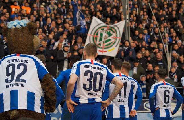 Fussball DFL 1.Bundesliga Berlin 07.03.2020 25 Spieltag Olympiastadion Berlin Hertha BSC geg SV Werder BREMEN 2 : 2 HERTHA SPIELER werden von den Hertha Ultras ob des Kampfgeistes gerügt und zu mehr Leistungen insbesondere im nächsten Heimspiel gegen Union Berlin aufgefordert DFB Symbol Signet im Fadenkreuz
