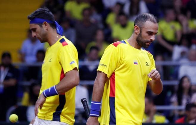 Colombian tennis players Juan Sebastian Cabal (R) and Robert Farah (L) prepare to serve against the Argentines Maximo Gonzalez and Horacio Zeballos, in a match amid the qualifying round of the 2020 Davis Cup at the Palacio de los Deportes in Bogota, Colombia, 07 March 2020. Colombia - Argentina: Cabal and Farah vs. Gonzalez and Zeballos !ACHTUNG: NUR REDAKTIONELLE NUTZUNG!  Copyright: xMAURICIOxDUEÑASxCASTAÑEDAx AME2068 20200307-637192111252937796