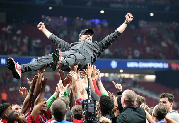 UEFA Champions League Finale 2019 Tottenham Hotspurs - FC Liverpool Spanien, Madrid, 01.06.2019, Fussball, UEFA Champions League, Saison 2018 2019, Finale in Madrid, Tottenham Hotspurs - FC Liverpool (0:2): Jürgen Klopp (Trainer FC Liverpool) wird nach dem Gewinn der CL von seinen Spielern in die Luft geworfen, DFL DFB REGULATIONS PROHIBIT ANY USE OF PHOTOGRAPHS AS IMAGE SEQUENCES AND OR QUASI-VIDEO.