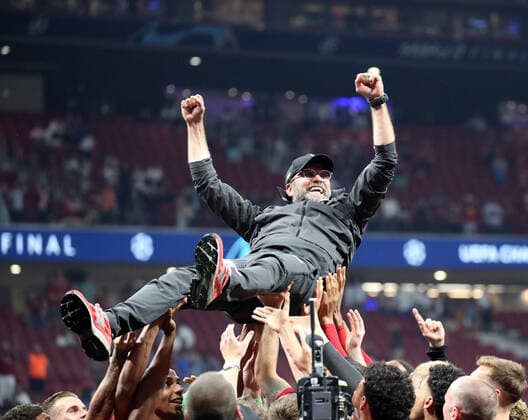 UEFA Champions League Finale 2019 Tottenham Hotspurs - FC Liverpool Spanien, Madrid, 01.06.2019, Fussball, UEFA Champions League, Saison 2018 2019, Finale in Madrid, Tottenham Hotspurs - FC Liverpool (0:2): Jürgen Klopp (Trainer FC Liverpool) wird nach dem Gewinn der CL von seinen Spielern in die Luft geworfen, DFL DFB REGULATIONS PROHIBIT ANY USE OF PHOTOGRAPHS AS IMAGE SEQUENCES AND OR QUASI-VIDEO. *** UEFA Champions League Final 2019 Tottenham Hotspurs FC Liverpool Spain, Madrid, 01 06 2019, Football, UEFA Champions League, Season 2018 2019, Final in Madrid, Tottenham Hotspurs FC Liverpool 0 2 Jürgen Klopp Coach FC Liverpool is thrown into the air by his players after winning the CL, DFL DFB REGULATIONS PROHIBIT ANY USE OF PHOTOGRAPHS AS IMAGE SEQUENCES AND OR QUASI VIDEO