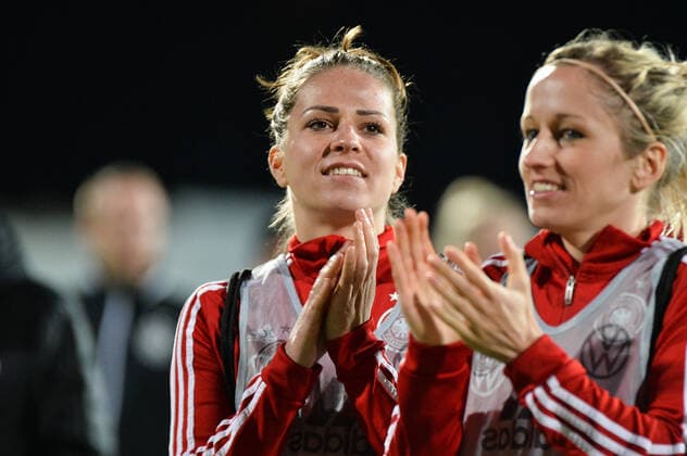 Die deutsche Frauen Nationalmannschaft nach dem Spiel, Beglückwünschung, Freude, Einzug ins Finale des Algarve Cup, Melanie Leupolz (Deutschland), Kathrin Hendrich (Deutschland) Lagos, Portugal, 07.03.2020, 07.03.2020, Lagos, Fussball, Algarve Cup, Deutschland - Norwegen, DFB DFL REGULATIONS PROHIBIT ANY USE OF PHOTOGRAPHS AS IMAGE SEQUENCES AND OR QUASI-VIDEO.