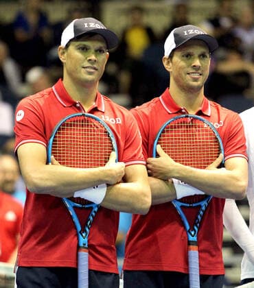 Sport Bilder des Tages March 7, 2020 - The Bryans pose prior to a Davis Cup by Rakuten Qualifier doubles match between Sanjar Fayziev (UZB) Denis Istomin (UZB) and Bob Bryan (USA) Mike Bryan (USA) at the Neal Blaisdell Center in Honolulu, HI - CSM Honolulu USA - ZUMAc04_ 20200307_zaf_c04_246 Copyright: xMichaelxSullivanx